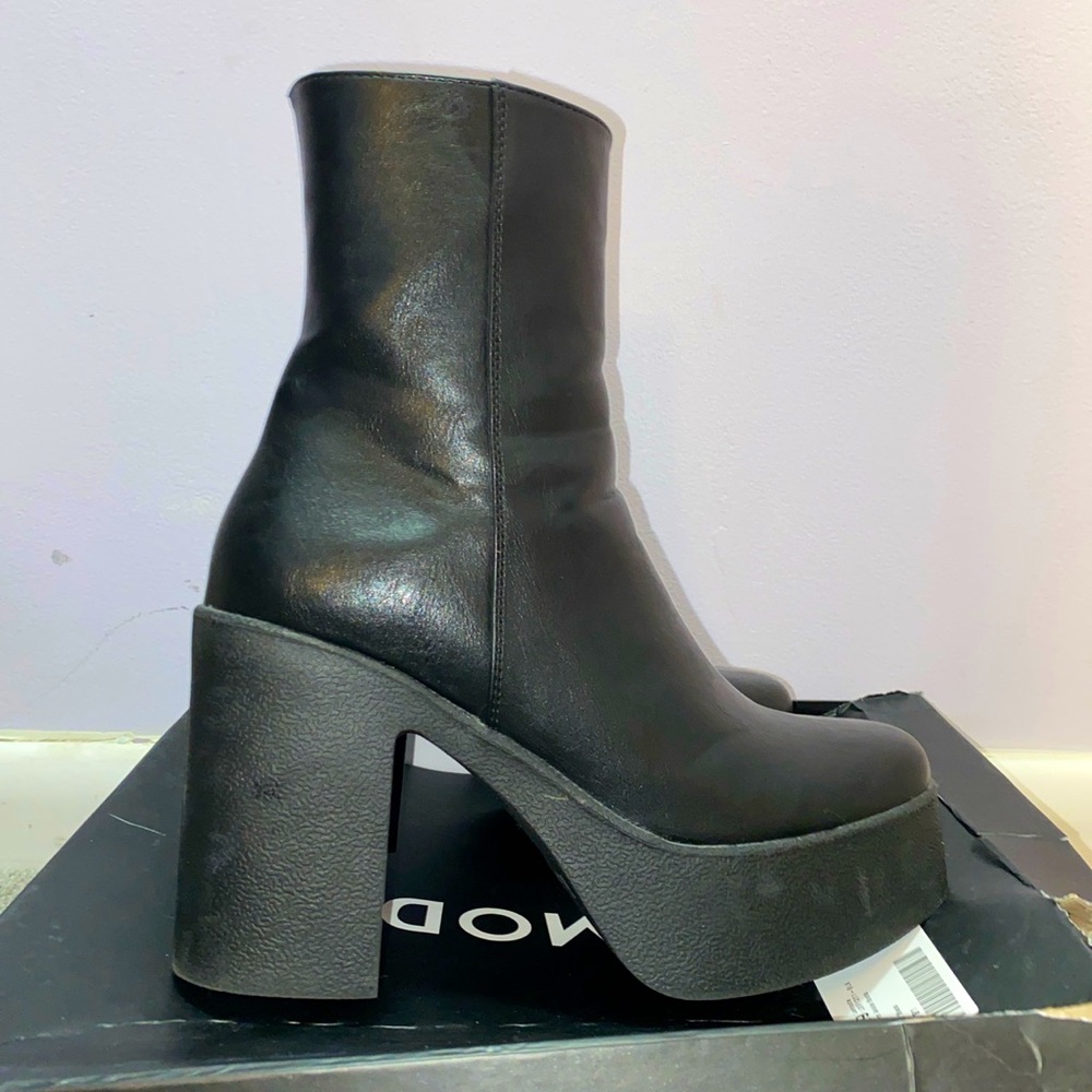 womens black platform boots from the brand lamoda size 6 only worn 3x